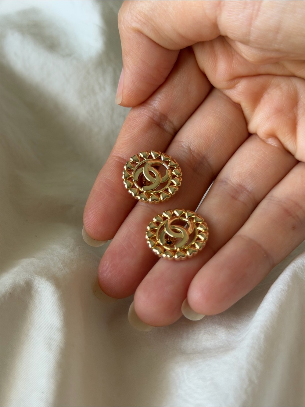 Chanel Hearts Interlocking Circle Earrings - Picture 11 of 13